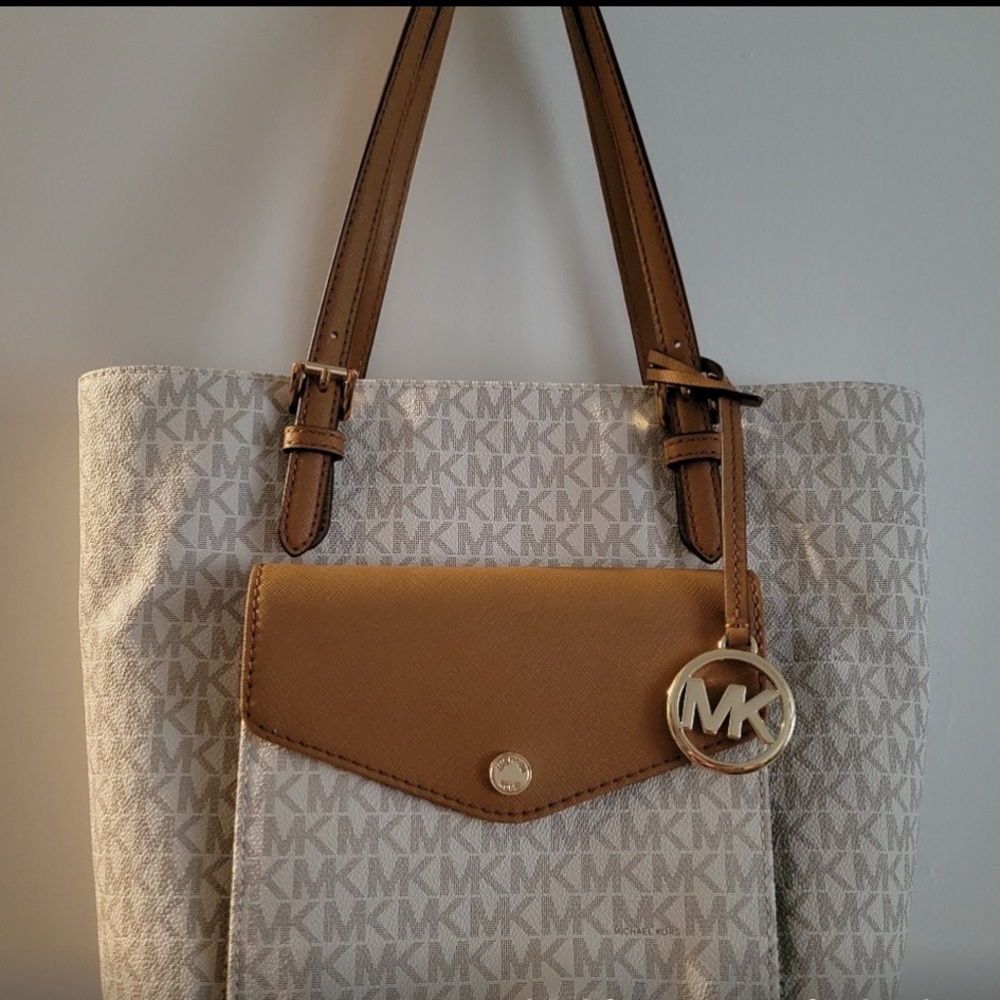 🔥GIVE ME YOUR BEST OFFER🔥 Michael Kors bag